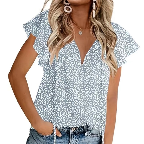 Blue & White Print Flutter Sleeve Blouse โ Size 4 Temu- Casual V-Neck -Brand New - Picture 3 of 5